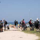 Ci imbattiamo in un gruppo di gitanti spagnoli, intenti a parcheggiare le loro mountain bike. �Siamo scesi stamattina dalla nostra nave da crociera - spiega uno di loro, il 25enne Enrique -. La sosta era "obbligata" dal tour previsto dalla compagnia, ma non ci � affatto dispiaciuto visitare il centro storico in bici e poi venire qui�